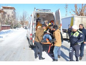 İki araç arasında sıkışan genç hayatını kaybetti