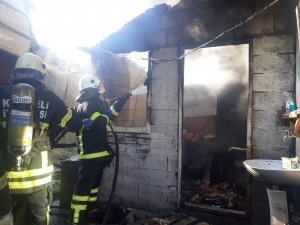 Mutfakta çıkan yangın iş yerini küle çeviriyordu