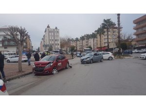 Sürücü adayı aracına otomobil çarptı: 1 yaralı