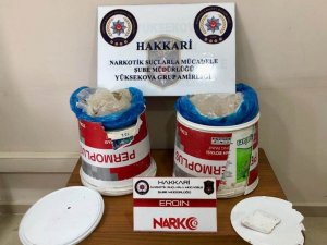 Turşu ve peynir kovalarında 4 kilo eroin ele geçirildi