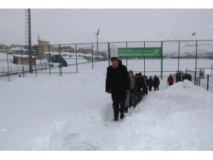 Vali Akbıyık, futbol sahasında incelemelerde bulundu