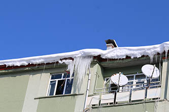 Seydişehir'de çatılarda oluşan buz sarkıtları korkutuyor