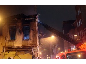 Alev topuna dönen evde uyuyanları taş atarak uyandırdılar