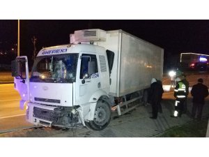 Kamyonun karşı şeride geçtiği kazada faciadan dönüldü
