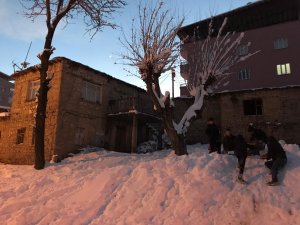 Tatil anonsunu duyan öğrencilerin coşkusu