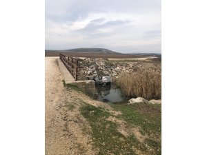 Manisa'da dereye devrilmiş araçta ceset bulundu