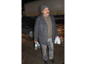 Yolda mahsur kalan tır sürücülerine kaymakamlıktan kumanya