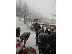Bahçesaray’da tansiyon ve şeker hastası kadın 1 saatlik çalışma sonucu hastaneye ulaştırıldı