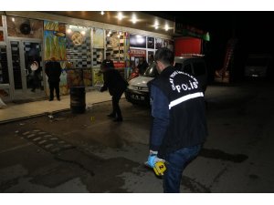 Sokak ortasında bıçaklanan genç ağır yaralandı