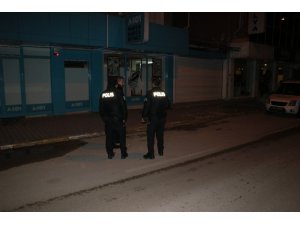 Hırsızlar marketin camını kırdığı sırada polise suçüstü yakalandı