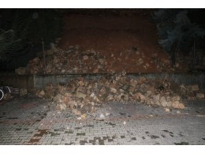 Apartmanın istinat duvarı çöktü, 3 otomobilde hasar oluştu