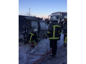 Yanan otomobili itfaiye söndürdü