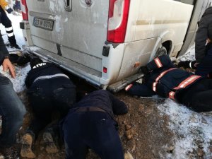 Minibüs altında kalan çocuk kurtarıldı