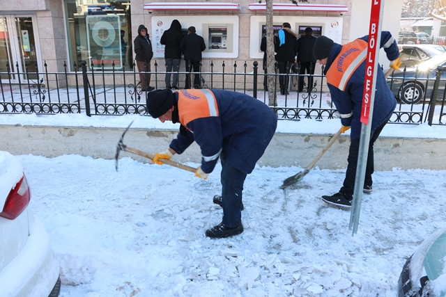 Beyşehir’de buz kırma timleri iş başında
