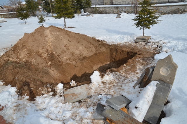 Hatalı yapılan defin mezar açtırdı