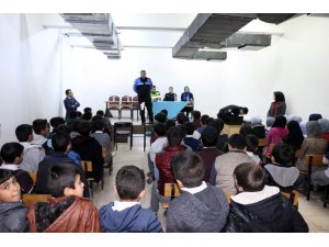 Polisler öğrencilere polislik mesleğini anlattı