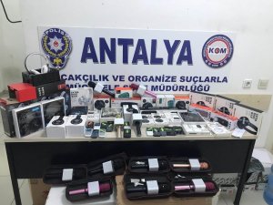 Antalya’da kaçak telefon operasyonu