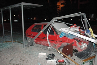 Otomobil otobüs durağına daldı