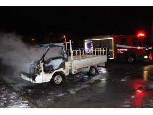 Karaman’da park halindeki kamyonet alev alev yandı