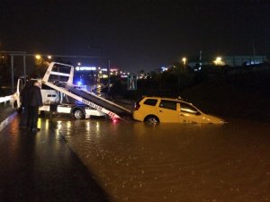 İzmir’de sağanak yağış hayatı olumsuz etkiledi