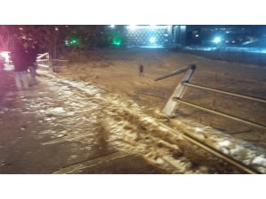 Köprüden uçan otomobil içerisinden sağ çıktı