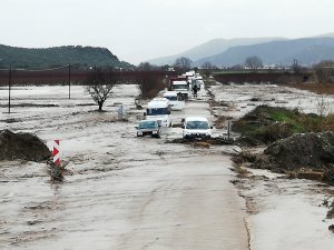 İzmir'de taşkın nedeniyle bazı araçlar yolda mahsur kaldı