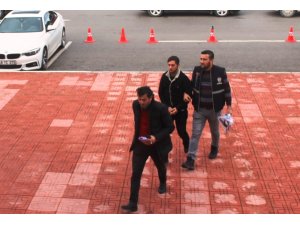 Kuyumcu duvarını balyozla kırıp, 50 bin liralık altın çaldılar