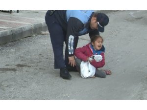 Dilenci kadın küçük çocuğunu yol ortasında bırakıp kaçtı