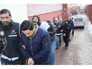 Suriyelilere sahte kimlik ve ikametgah belgesi düzenleyen 7 kişi adliyeye sevk edildi