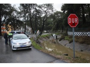 Kanala uçan otomobilin sürücüsü kazayı burnu bile kanamadan atlattı