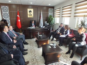 Rehberlik Eğitim Programı'na katılan babalar belgelerini aldı