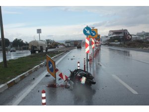 Manavgat’ta motosiklet trafik uyarı levhasına çarptı