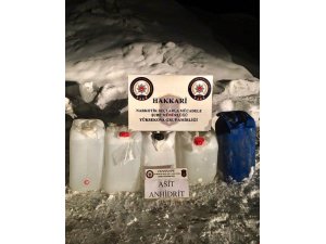 Yüksekova’da 102 litre asit anhidrit ele geçirildi
