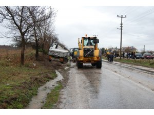 Yoldan çıkan TIR bahçeye daldı