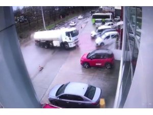 Kontrolden çıkan tanker oto galeri önündeki araçların arasına daldı