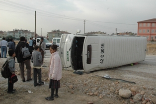Öğrenci servisi devrildi: 11 yaralı