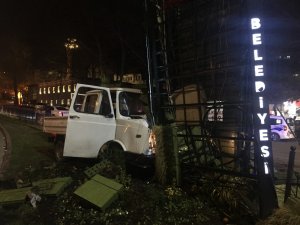 Alkollü sürücü saat kulesine çarptı