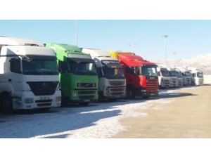 Dondurucu soğukta 26 gündür Özbekistan’a geçmeyi bekliyorlar