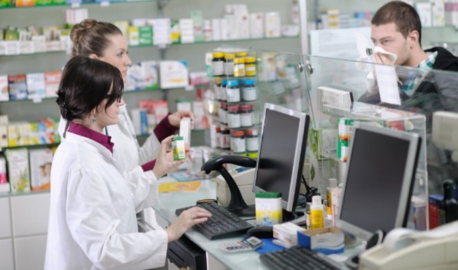 Zam gelecek diye piyasaya ilaç sürmüyorlar!