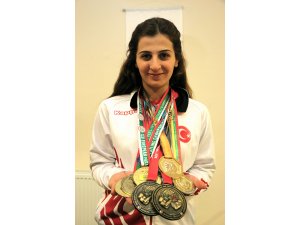 Bilek güreşinde dünya ve Avrupa'nın zirvesinde