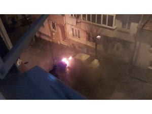 Park halindeki araç alev alev yandı