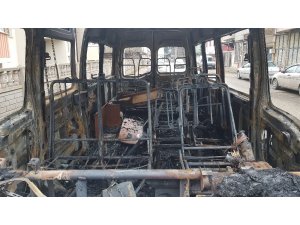 Park halindeki minibüs alevlere teslim oldu