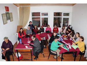 Kullanmadıkları eşyaları bez torbaya dönüştürüyorlar