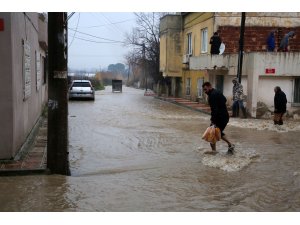 Akhisar'da su baskını nedeniyle tren seferleri durdu