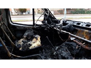 Manisa’da midibüs alev alev yandı