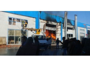 Mobilya fabrikasında korkutan yangın