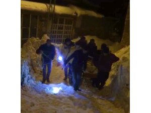 Hastayı 2 kilometre taşıdılar