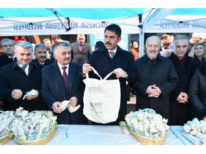 Bakan Kurum bez torba dağıttı