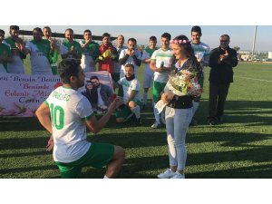Futbolcudan kız arkadaşına sahada sürpriz evlenme teklifi