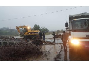 Heyelanla birlikte köprü çöktü, işçiler mahsur kaldı